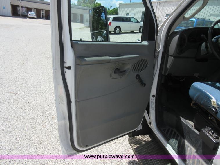 image for item BR9984 2006 Ford E350 Super Duty shuttle bus