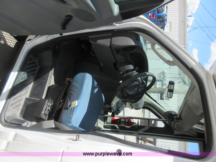 image for item BR9984 2006 Ford E350 Super Duty shuttle bus