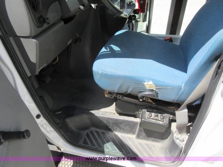 image for item BR9984 2006 Ford E350 Super Duty shuttle bus