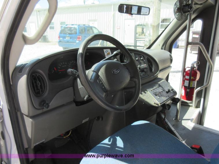 image for item BR9984 2006 Ford E350 Super Duty shuttle bus