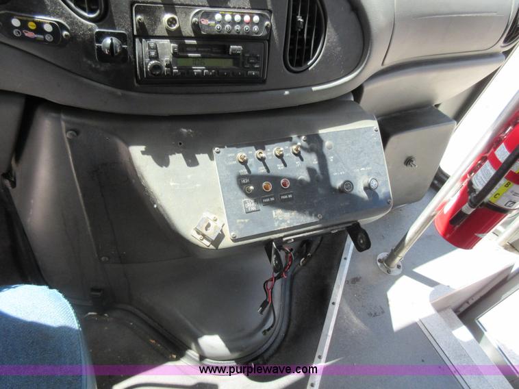 image for item BR9984 2006 Ford E350 Super Duty shuttle bus