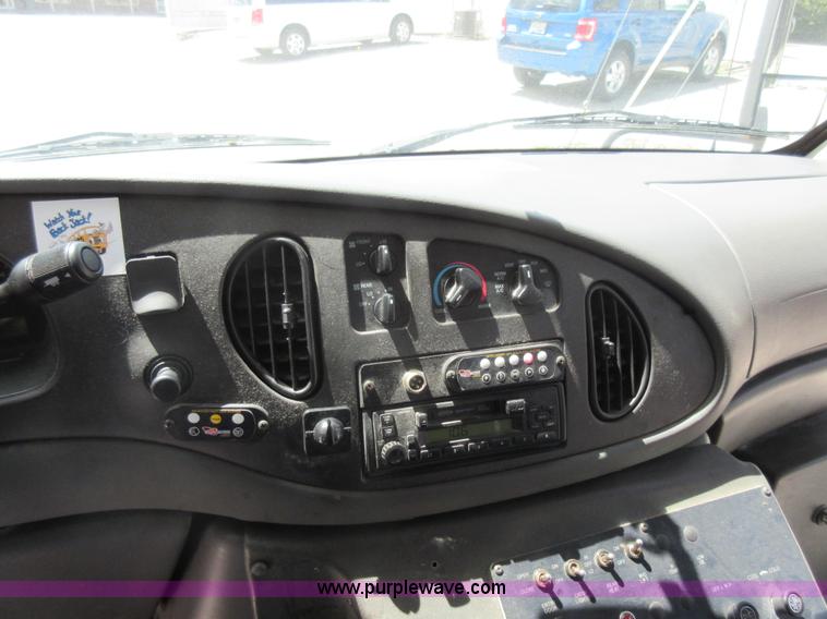 image for item BR9984 2006 Ford E350 Super Duty shuttle bus