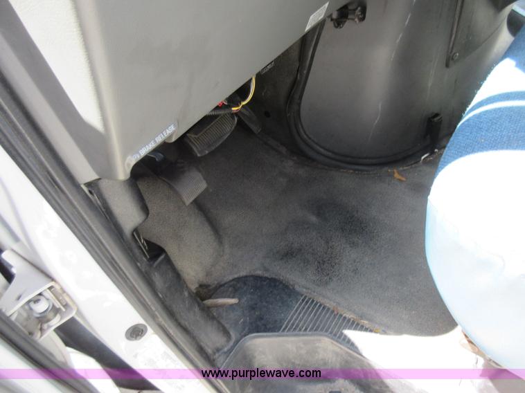 image for item BR9984 2006 Ford E350 Super Duty shuttle bus