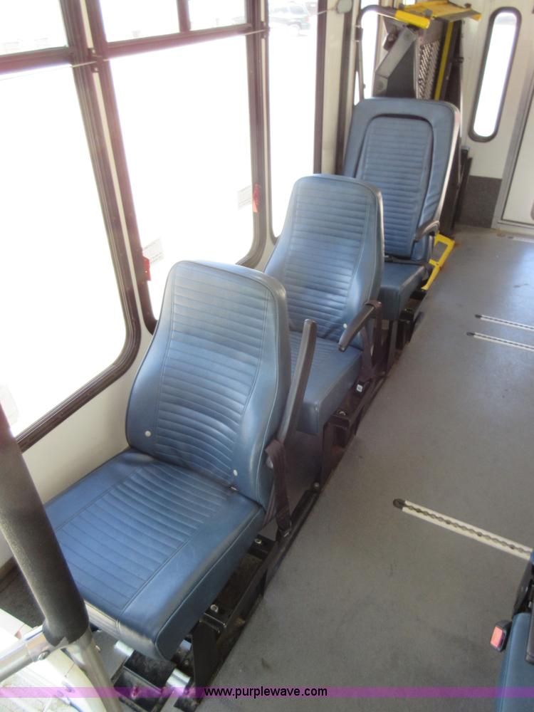 image for item BR9984 2006 Ford E350 Super Duty shuttle bus