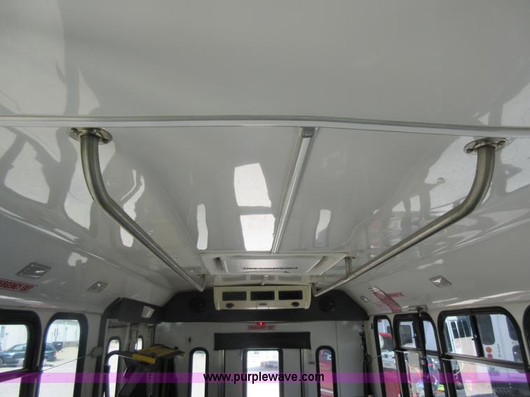 image for item BR9984 2006 Ford E350 Super Duty shuttle bus