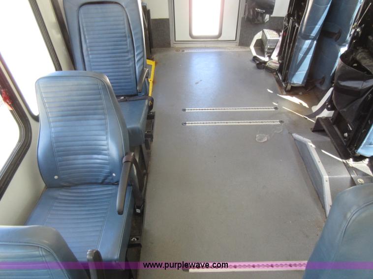 image for item BR9984 2006 Ford E350 Super Duty shuttle bus