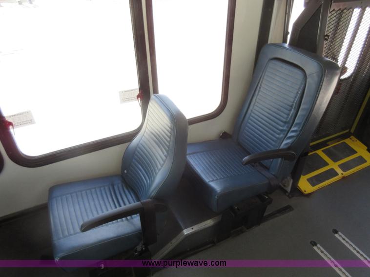 image for item BR9984 2006 Ford E350 Super Duty shuttle bus