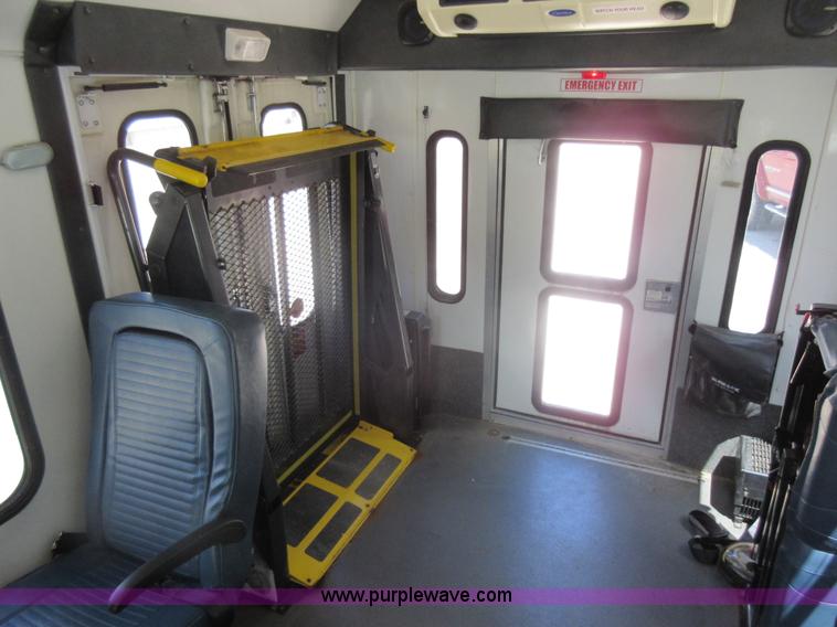 image for item BR9984 2006 Ford E350 Super Duty shuttle bus