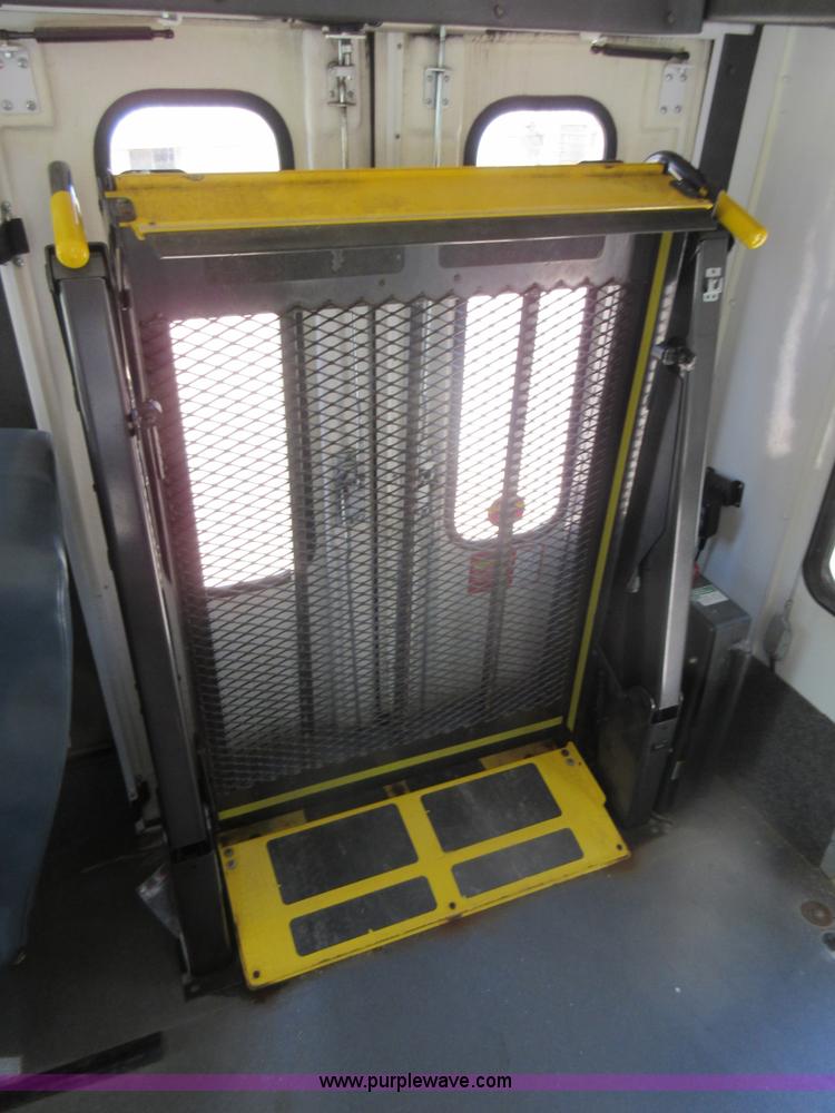 image for item BR9984 2006 Ford E350 Super Duty shuttle bus