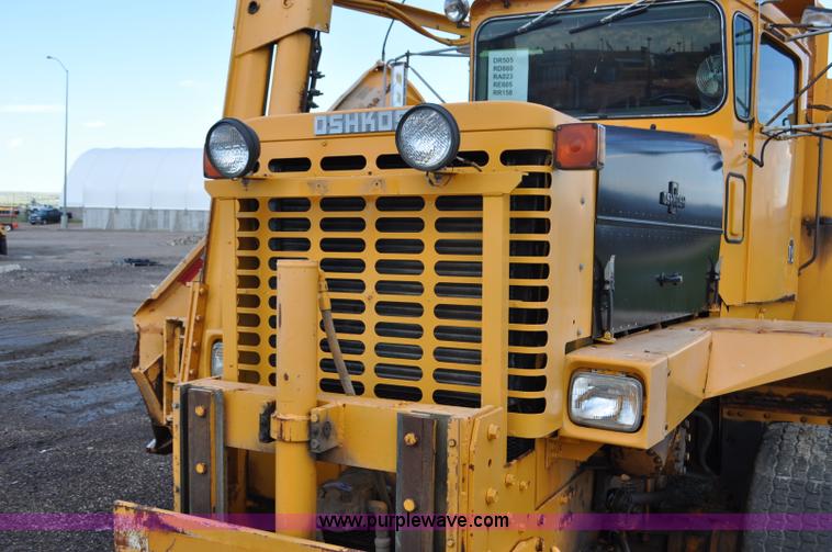 image for item F2497 1990 Oshkosh PA-2526-1 dump truck