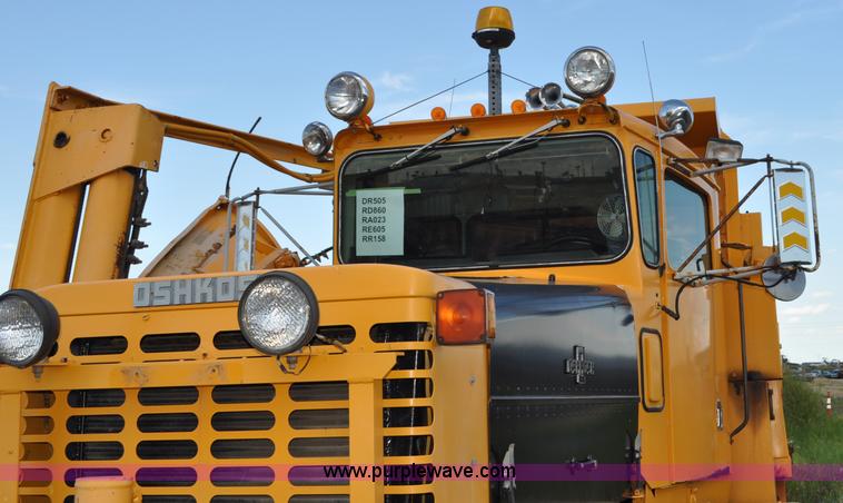 image for item F2497 1990 Oshkosh PA-2526-1 dump truck