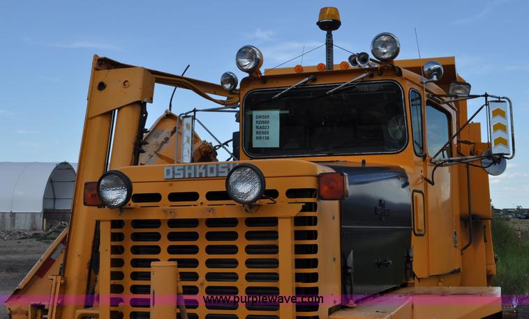 image for item F2497 1990 Oshkosh PA-2526-1 dump truck