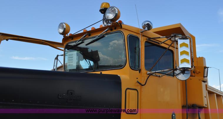 image for item F2497 1990 Oshkosh PA-2526-1 dump truck