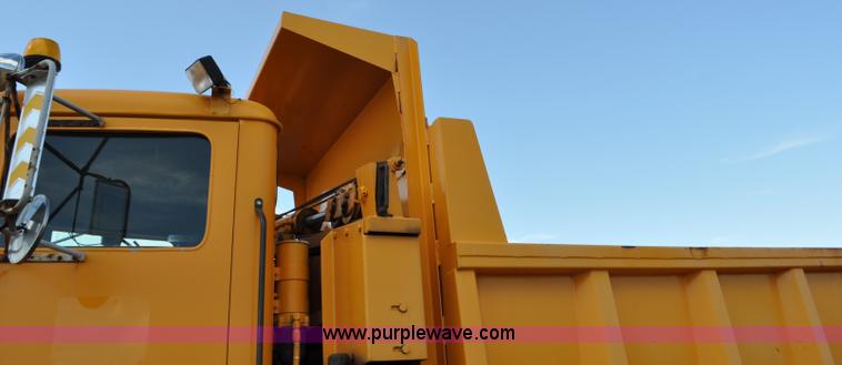 image for item F2497 1990 Oshkosh PA-2526-1 dump truck