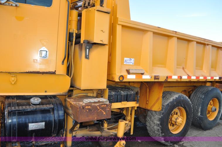 image for item F2497 1990 Oshkosh PA-2526-1 dump truck