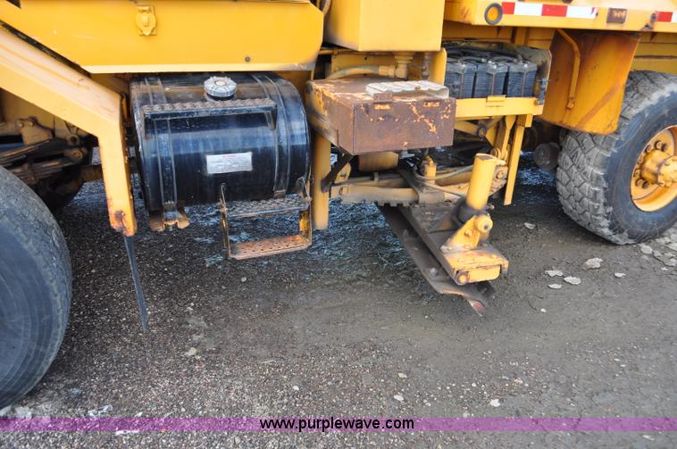 image for item F2497 1990 Oshkosh PA-2526-1 dump truck