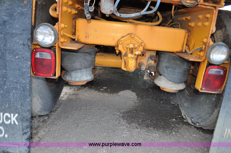 image for item F2497 1990 Oshkosh PA-2526-1 dump truck