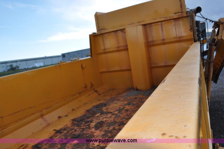 image for item F2497 1990 Oshkosh PA-2526-1 dump truck