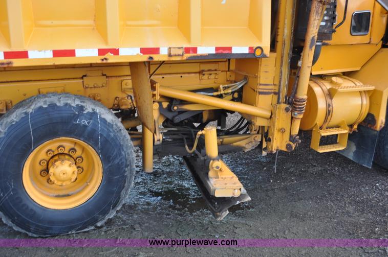 image for item F2497 1990 Oshkosh PA-2526-1 dump truck