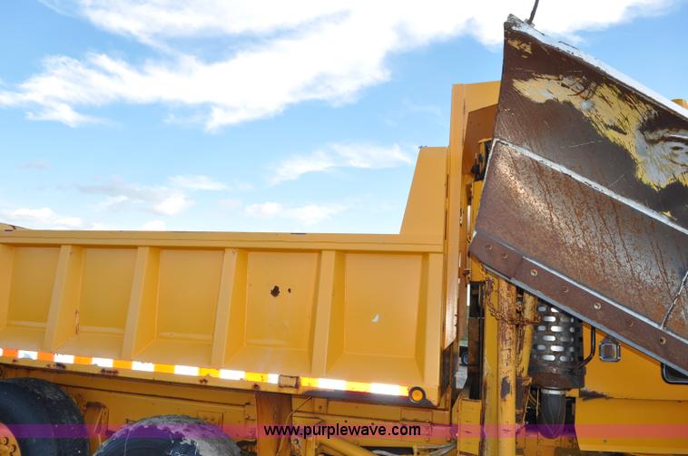 image for item F2497 1990 Oshkosh PA-2526-1 dump truck
