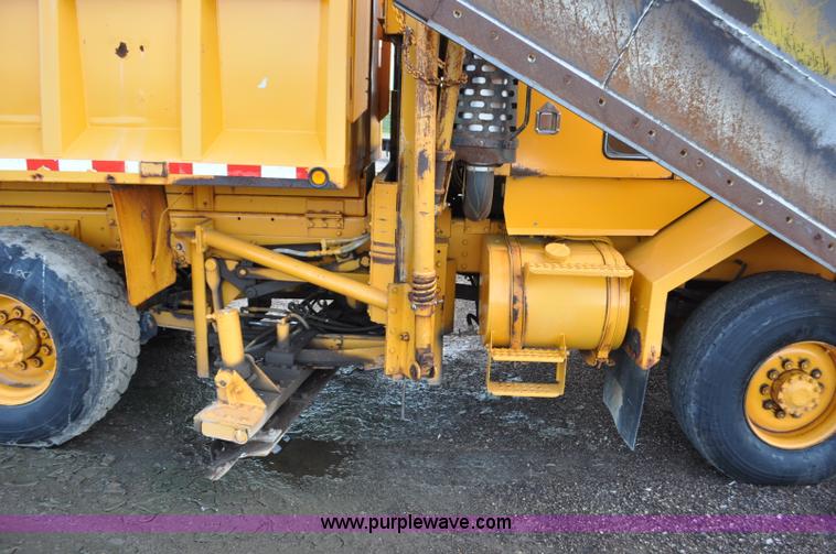 image for item F2497 1990 Oshkosh PA-2526-1 dump truck