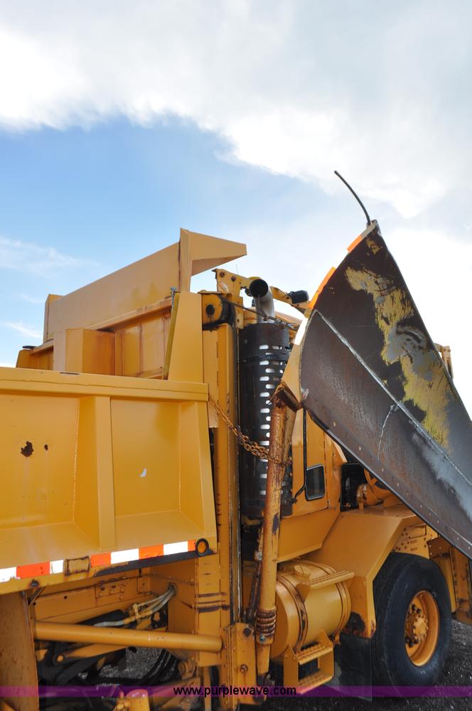 image for item F2497 1990 Oshkosh PA-2526-1 dump truck