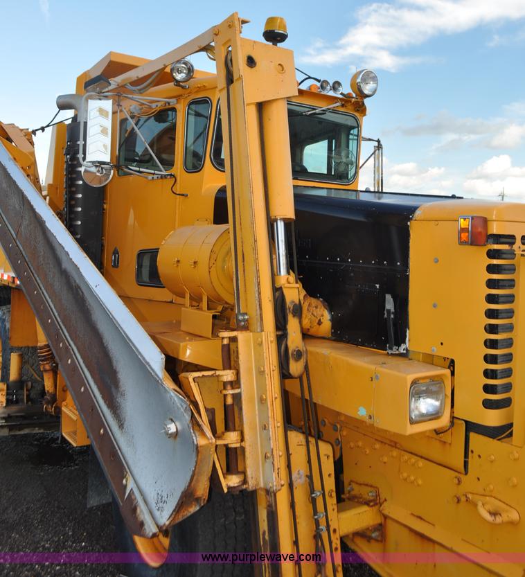 image for item F2497 1990 Oshkosh PA-2526-1 dump truck