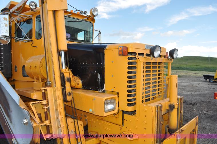image for item F2497 1990 Oshkosh PA-2526-1 dump truck