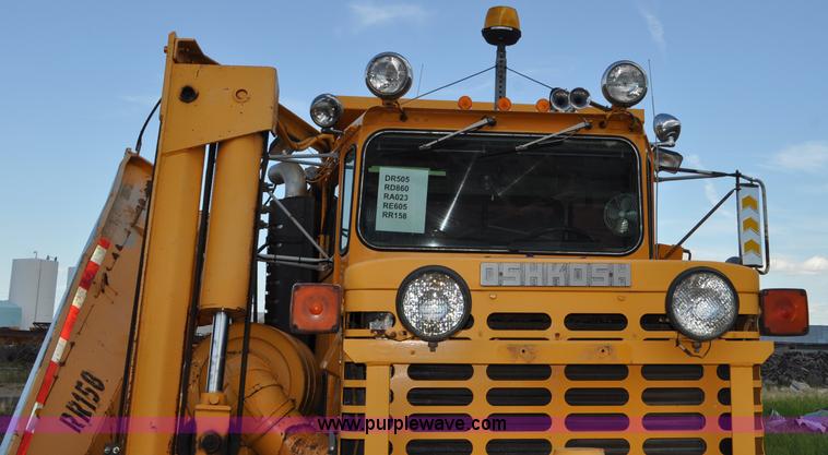 image for item F2497 1990 Oshkosh PA-2526-1 dump truck