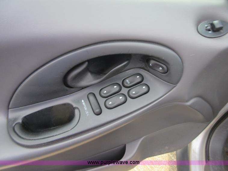 image for item I2034 1999 Ford Taurus SE