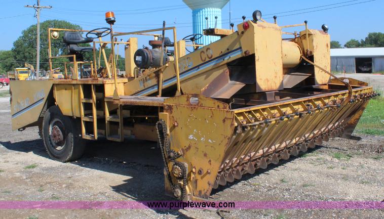 image for item J5816 1991 W.H. Manufacturing WHS chip spreader