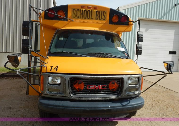 image for item J6478 2002 GMC Savana G3500 school bus