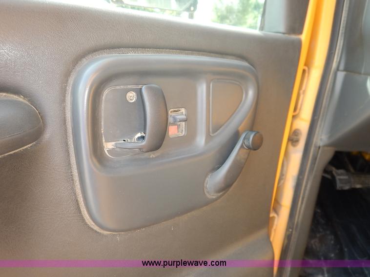 image for item J6478 2002 GMC Savana G3500 school bus