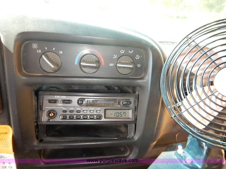 image for item J6478 2002 GMC Savana G3500 school bus