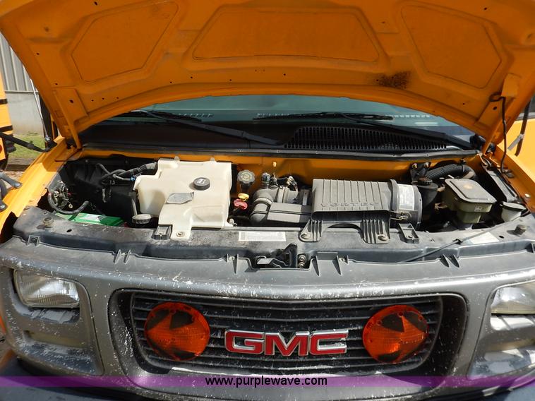 image for item J6478 2002 GMC Savana G3500 school bus