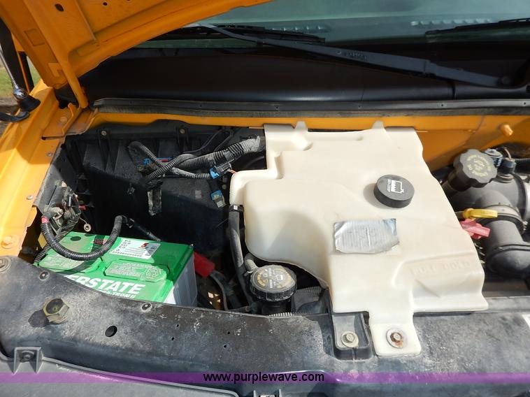 image for item J6478 2002 GMC Savana G3500 school bus