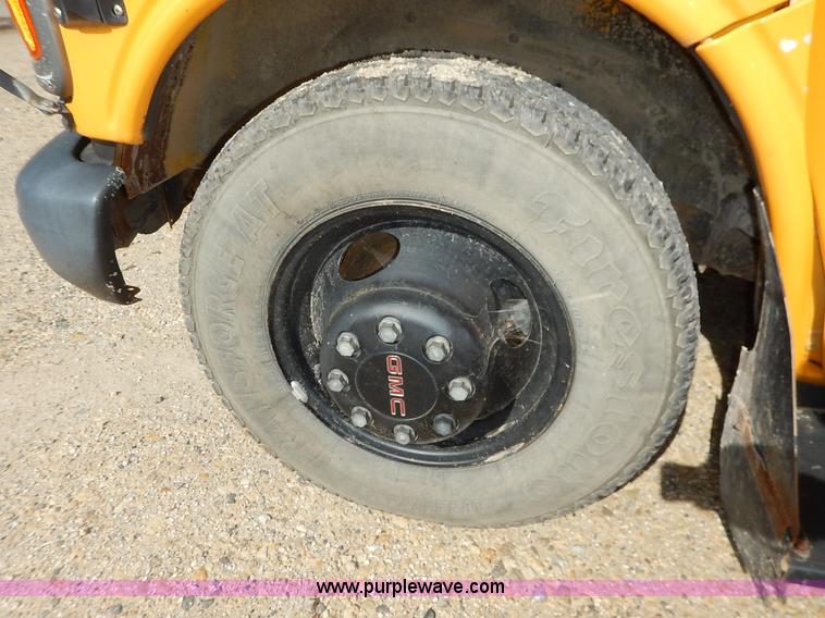 image for item J6478 2002 GMC Savana G3500 school bus