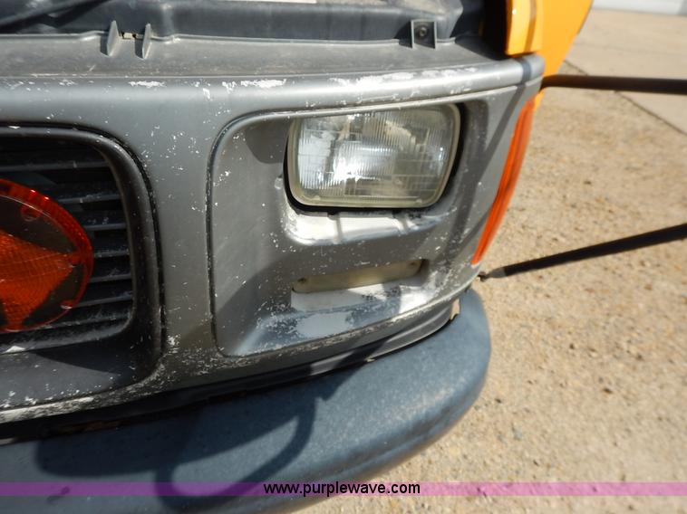 image for item J6478 2002 GMC Savana G3500 school bus