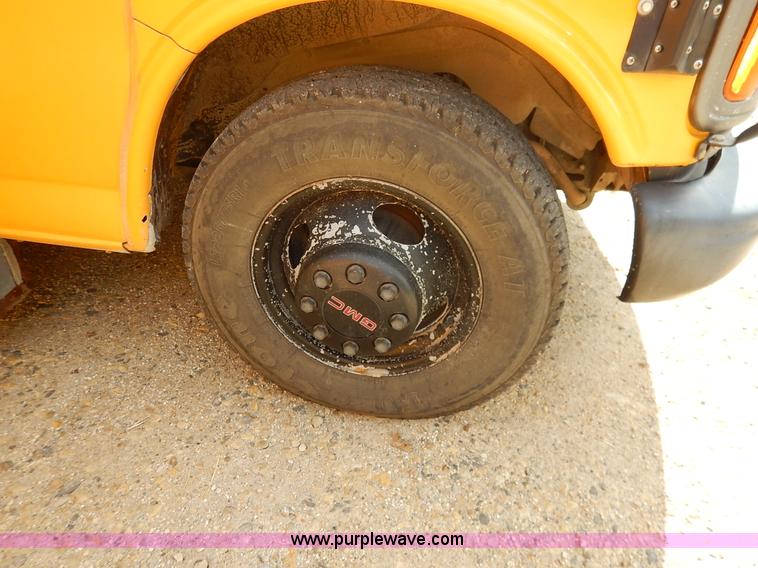 image for item J6478 2002 GMC Savana G3500 school bus