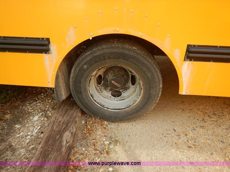 image for item J6478 2002 GMC Savana G3500 school bus
