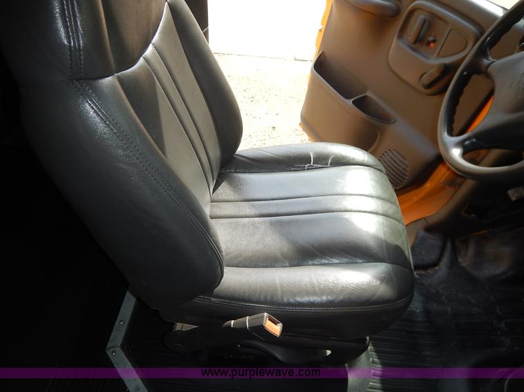 image for item J6478 2002 GMC Savana G3500 school bus