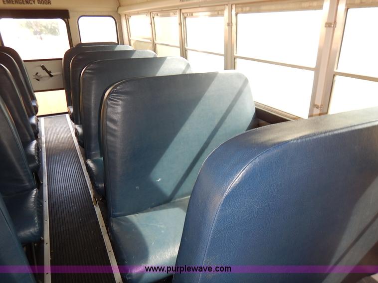 image for item J6478 2002 GMC Savana G3500 school bus