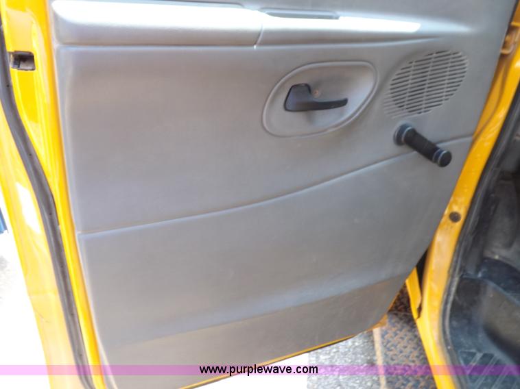image for item J6864 2005 Ford E450 Super Duty school bus