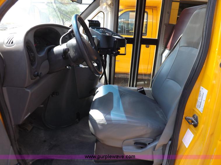 image for item J6864 2005 Ford E450 Super Duty school bus