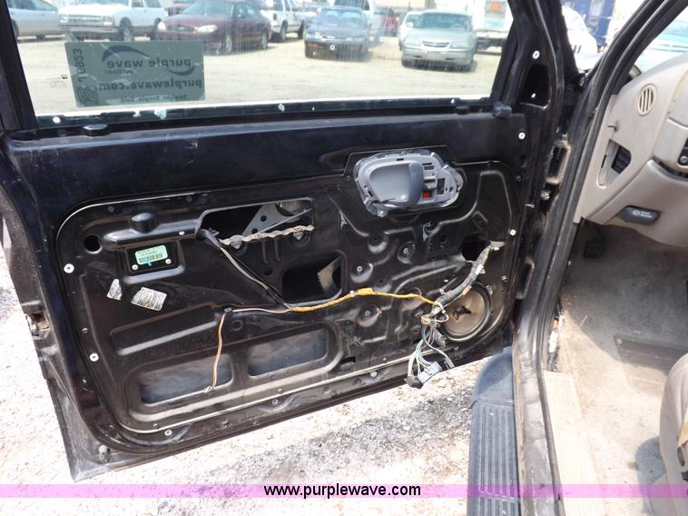 image for item J6923 1999 GMC Yukon SLE SUV