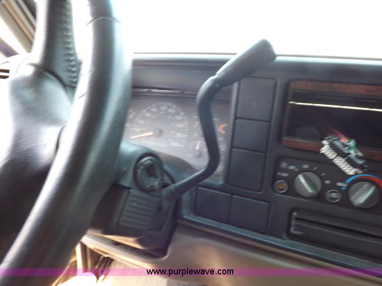 image for item J6923 1999 GMC Yukon SLE SUV