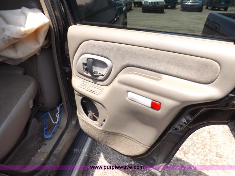 image for item J6923 1999 GMC Yukon SLE SUV