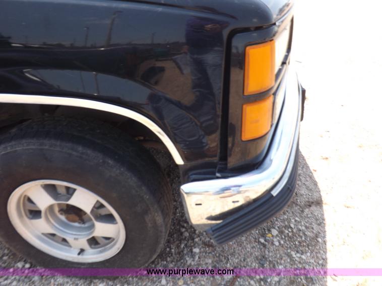 image for item J6923 1999 GMC Yukon SLE SUV