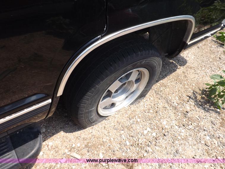 image for item J6923 1999 GMC Yukon SLE SUV