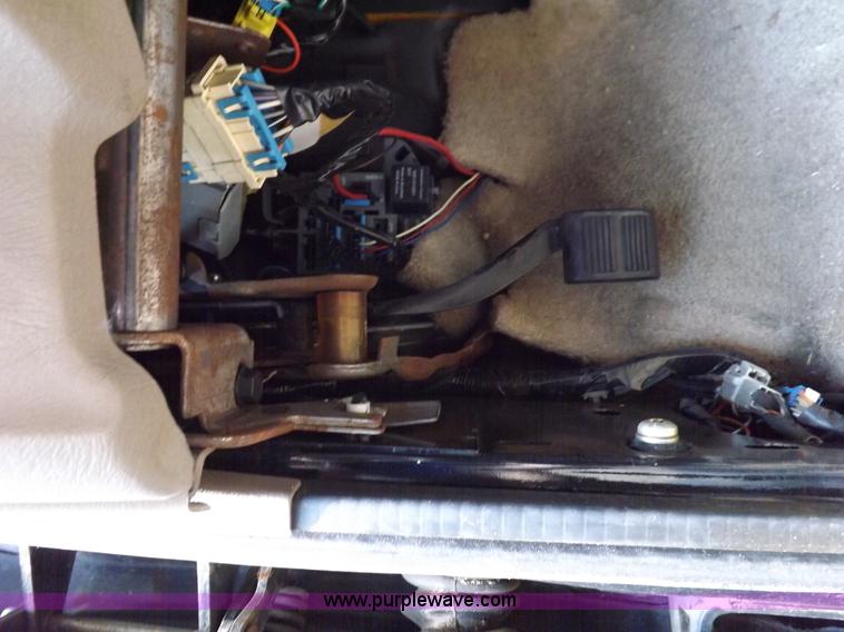 image for item J6923 1999 GMC Yukon SLE SUV